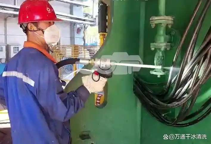 液壓設(shè)備油泥難清洗？萬通干冰清洗來幫忙
