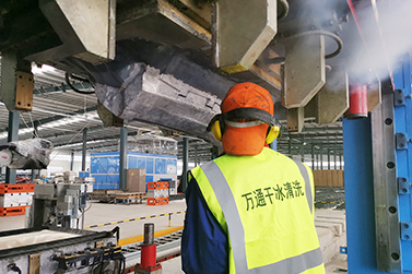 干冰清洗技術：不損傷設備表面的環(huán)保清洗方式